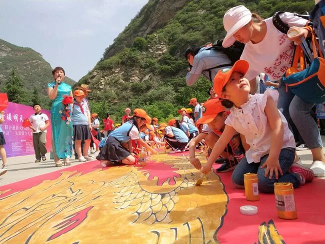 “将课堂搬进少华山”610名留守儿童在山水之中手绘“中华龙”(图2)