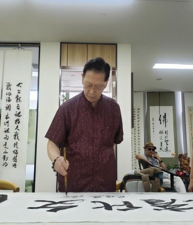 国信利安书画院举办＂庆八一、迎国庆＂主题书法笔会