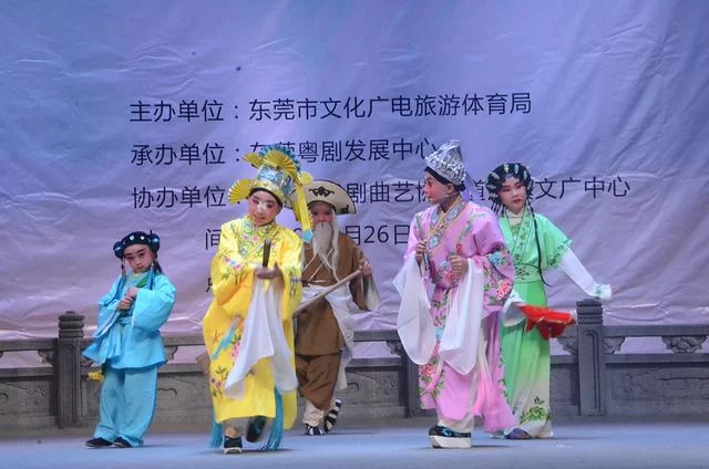 湾区红豆竞新枝 少儿粤剧专场道滘上演(图4) 湾区红豆竞新枝 少儿粤剧专场道滘上演(图4)