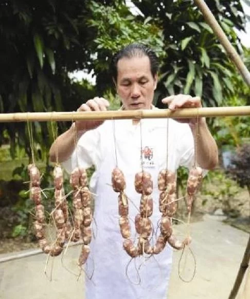 三代人传承矮仔腊肠,这个“广东老字号”有何传奇(图7) 三代人传承矮仔腊肠,这个“广东老字号”有何传奇(图7)