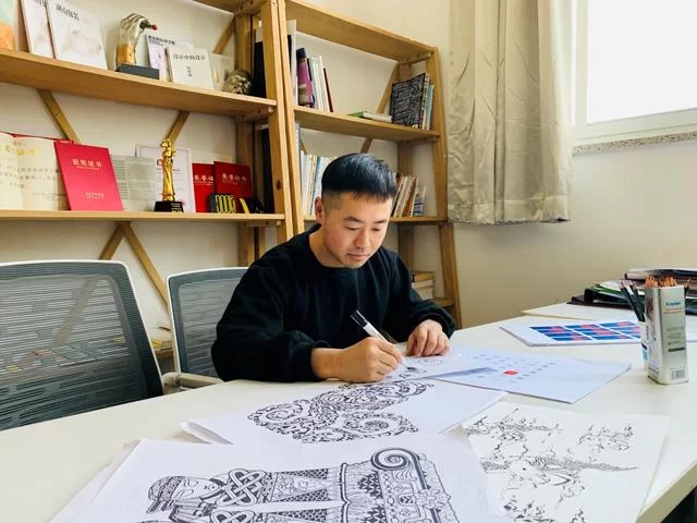 为国门造型,为顺义添彩——耿丹师生牵手“顺意好礼”(图3) 为国门造型,为顺义添彩——耿丹师生牵手“顺意好礼”(图3)