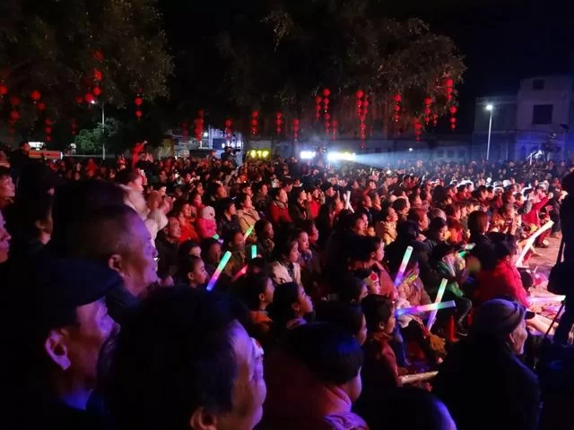 南北年俗喜相逢，乡村春晚别样红(图13)