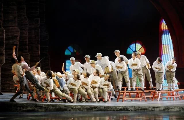 塑造“红秀”演出品牌 构建传承延安精神的动情载体(图2) 塑造“红秀”演出品牌 构建传承延安精神的动情载体(图2)