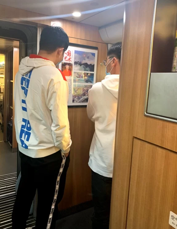 侯业油画作品走进中国高铁(图3) 侯业油画作品走进中国高铁(图3)