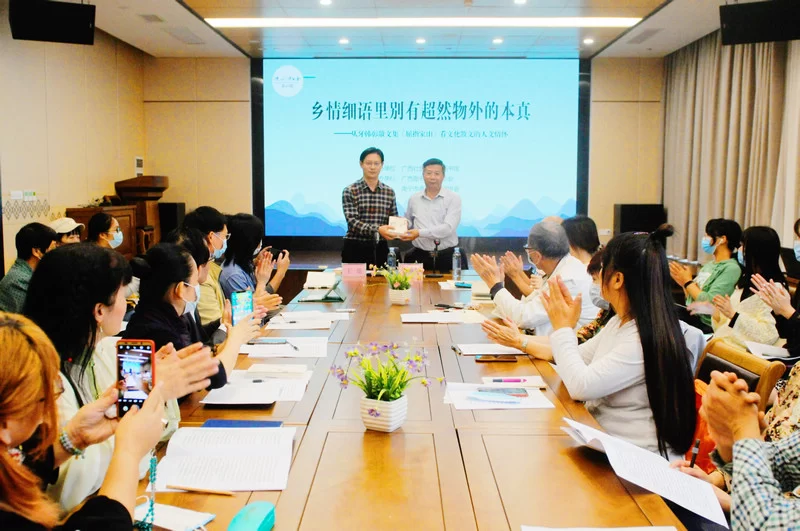 乡情细语里饱含浓重的人文情怀—— 牙韩彰散文集《屈指家山》受壮乡读者关注(图2) 乡情细语里饱含浓重的人文情怀—— 牙韩彰散文集《屈指家山》受壮乡读者关注(图2)