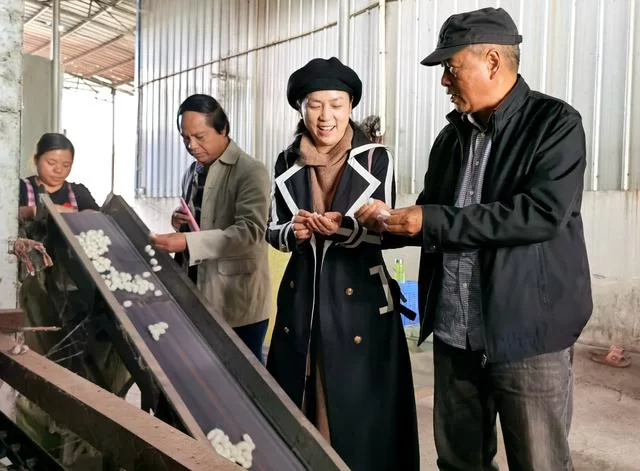 用有温度的作品助力脱贫攻坚——广西、百色两级文联组织作家赴隆林采风侧记(图11)