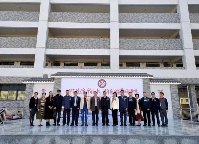 “借得端溪千斛水，研为翰墨颂师恩”——肇庆市端州区黄岗小学端砚艺术展示活动(图1)