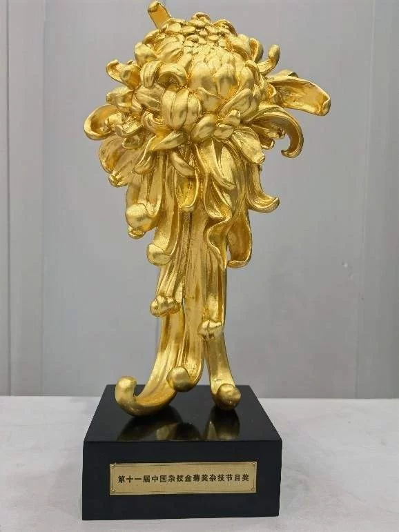 江苏杂技团《炼—倒立技巧》斩获第十一届中国杂技金菊奖(图1) 江苏杂技团《炼—倒立技巧》斩获第十一届中国杂技金菊奖(图1)