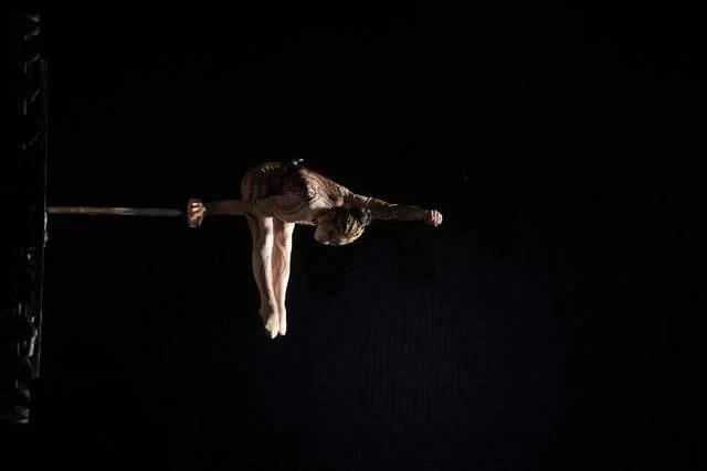 江苏杂技团《炼—倒立技巧》斩获第十一届中国杂技金菊奖(图6) 江苏杂技团《炼—倒立技巧》斩获第十一届中国杂技金菊奖(图6)