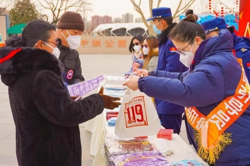 新春年味儿不上“火” 东城消防送您“平安福”(图2) 新春年味儿不上“火” 东城消防送您“平安福”(图2)