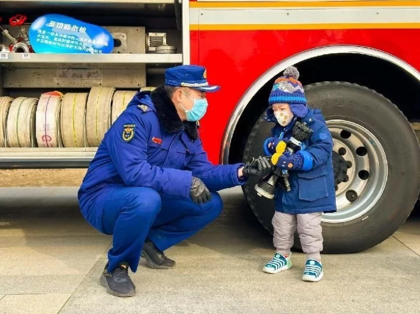 新春年味儿不上“火” 东城消防送您“平安福”(图3) 新春年味儿不上“火” 东城消防送您“平安福”(图3)