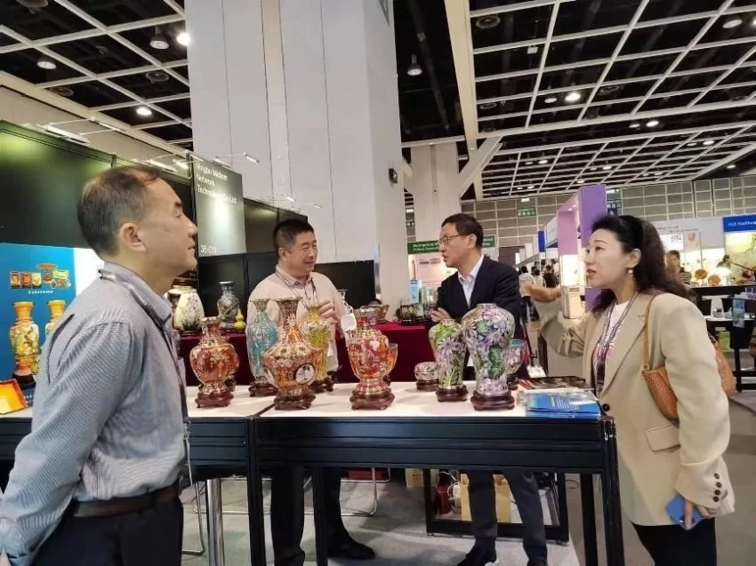 北京市珐琅厂亮相香港国际礼品展(图2) 北京市珐琅厂亮相香港国际礼品展(图2)