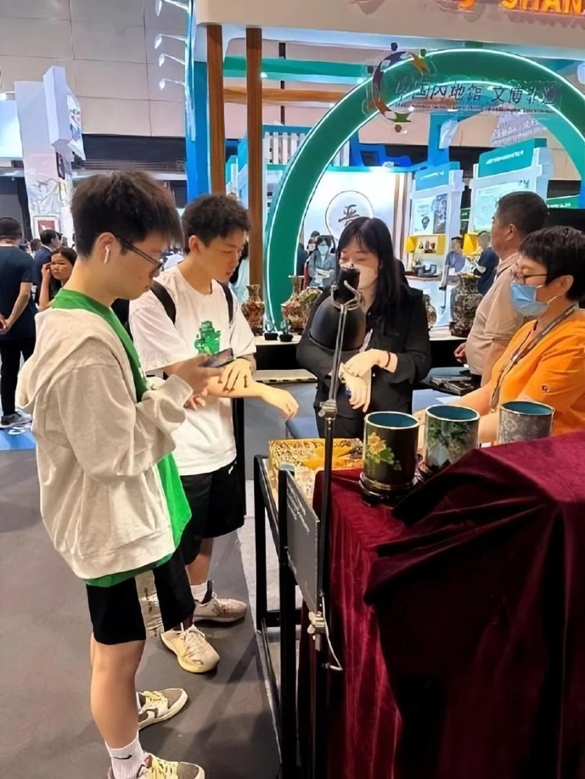 北京市珐琅厂亮相香港国际礼品展(图1) 北京市珐琅厂亮相香港国际礼品展(图1)