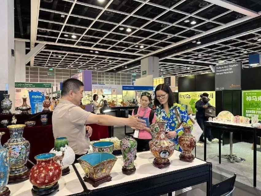 北京市珐琅厂亮相香港国际礼品展(图3) 北京市珐琅厂亮相香港国际礼品展(图3)