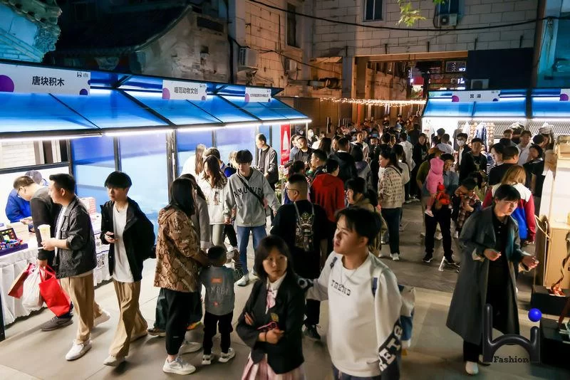 “五一”小长假“潮”这儿看——Hi Fashion移动驿站·王府井专场(图2) “五一”小长假“潮”这儿看——Hi Fashion移动驿站·王府井专场(图2)