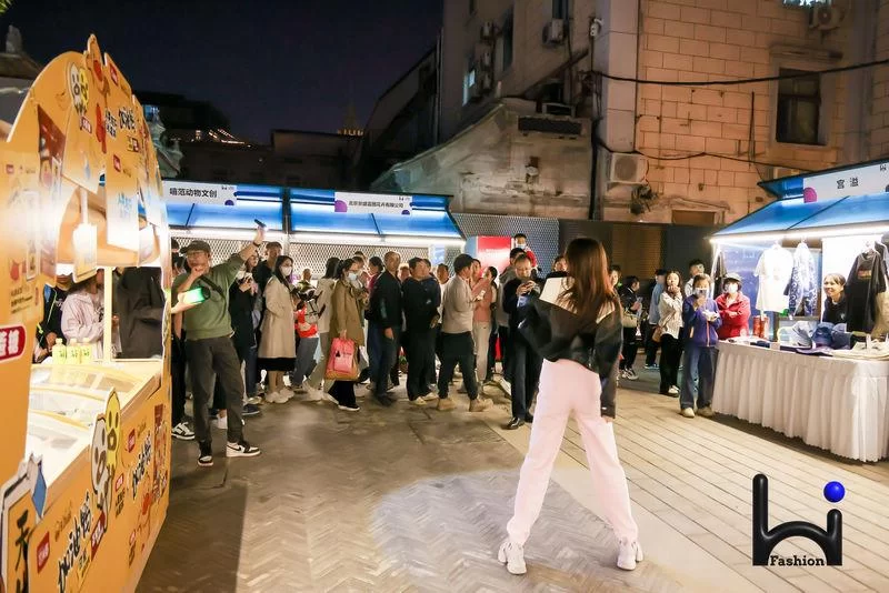 “五一”小长假“潮”这儿看——Hi Fashion移动驿站·王府井专场(图3) “五一”小长假“潮”这儿看——Hi Fashion移动驿站·王府井专场(图3)