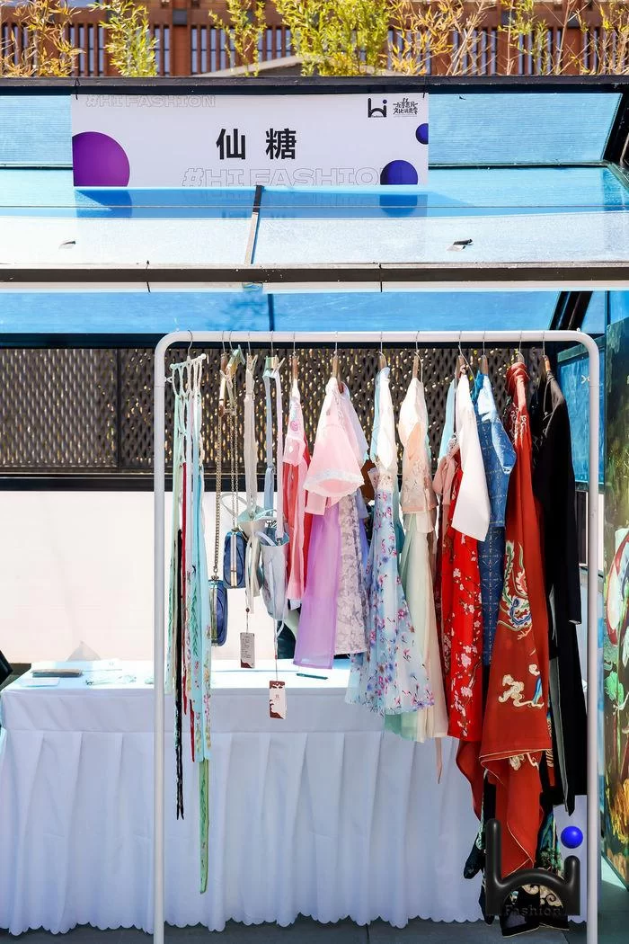 “五一”小长假“潮”这儿看——Hi Fashion移动驿站·王府井专场(图10) “五一”小长假“潮”这儿看——Hi Fashion移动驿站·王府井专场(图10)