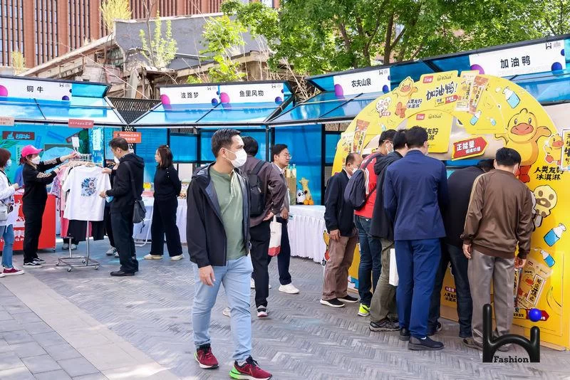 “五一”小长假“潮”这儿看——Hi Fashion移动驿站·王府井专场(图13) “五一”小长假“潮”这儿看——Hi Fashion移动驿站·王府井专场(图13)