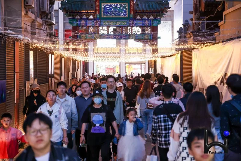 “五一”小长假“潮”这儿看——Hi Fashion移动驿站·王府井专场(图18) “五一”小长假“潮”这儿看——Hi Fashion移动驿站·王府井专场(图18)