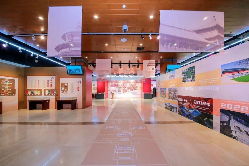 字里行间读中轴 纸上墨香展风姿——北京中轴线专题文献展6月6日在首都图书馆开幕(图1) 字里行间读中轴 纸上墨香展风姿——北京中轴线专题文献展6月6日在首都图书馆开幕(图1)