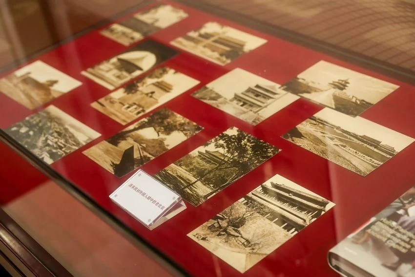 字里行间读中轴 纸上墨香展风姿——北京中轴线专题文献展6月6日在首都图书馆开幕(图3) 字里行间读中轴 纸上墨香展风姿——北京中轴线专题文献展6月6日在首都图书馆开幕(图3)