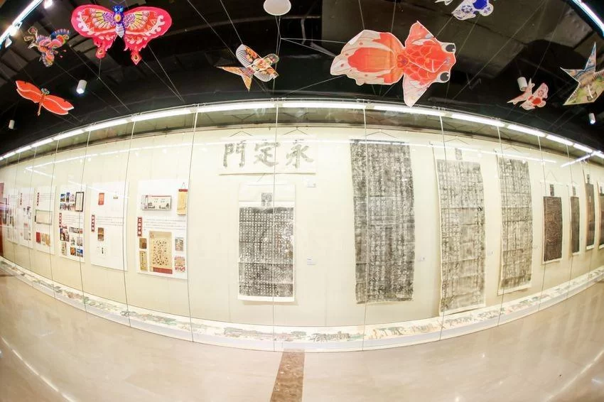 字里行间读中轴 纸上墨香展风姿——北京中轴线专题文献展6月6日在首都图书馆开幕(图4) 字里行间读中轴 纸上墨香展风姿——北京中轴线专题文献展6月6日在首都图书馆开幕(图4)