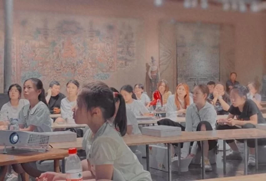 行走的课堂遇见美——“冉青艺术敦煌研学成果展”在京举办(图3) 行走的课堂遇见美——“冉青艺术敦煌研学成果展”在京举办(图3)