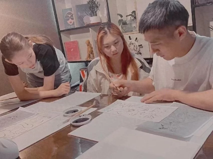 行走的课堂遇见美——“冉青艺术敦煌研学成果展”在京举办(图2) 行走的课堂遇见美——“冉青艺术敦煌研学成果展”在京举办(图2)