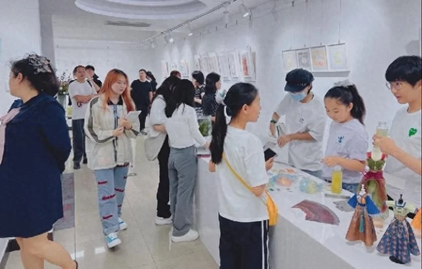 行走的课堂遇见美——“冉青艺术敦煌研学成果展”在京举办(图5) 行走的课堂遇见美——“冉青艺术敦煌研学成果展”在京举办(图5)