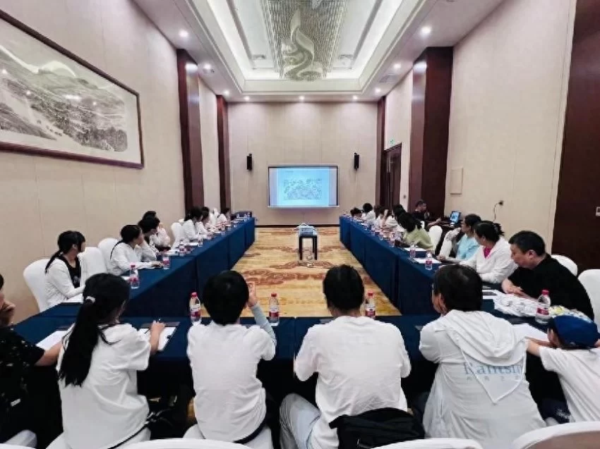 行走的课堂遇见美——“冉青艺术敦煌研学成果展”在京举办(图4) 行走的课堂遇见美——“冉青艺术敦煌研学成果展”在京举办(图4)