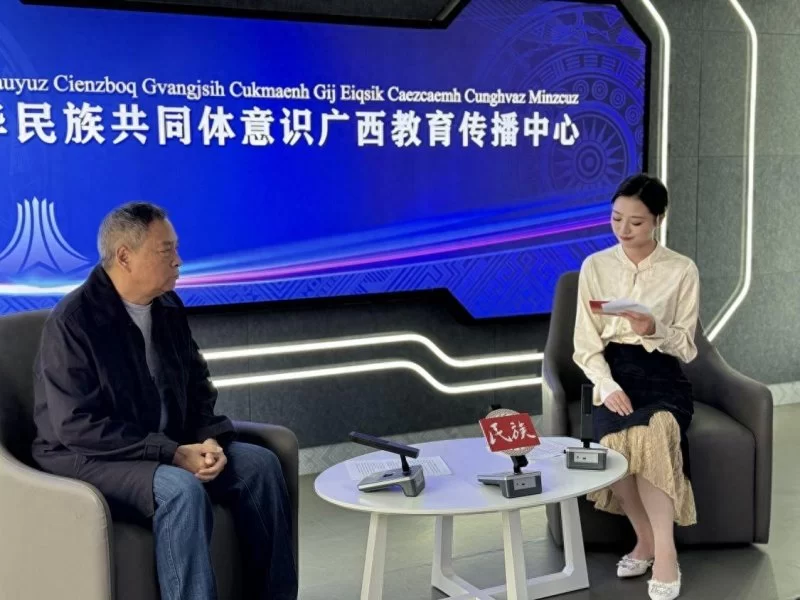 广西民族报文学顾问壮族作家黄佩华长篇小说《花甲之年》单行本出版(图1) 广西民族报文学顾问壮族作家黄佩华长篇小说《花甲之年》单行本出版(图1)