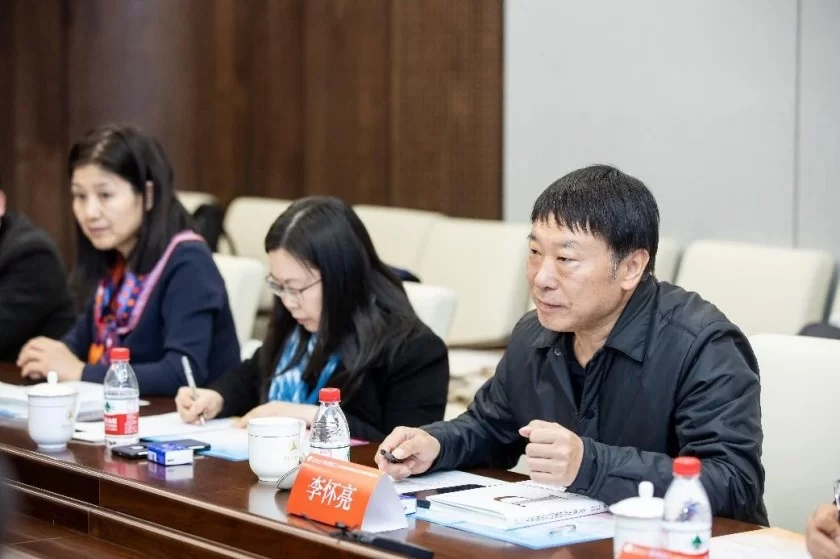 《人类命运共同体研究年鉴》新书发布会暨编创分享会在中国传媒大学举行(图2) 《人类命运共同体研究年鉴》新书发布会暨编创分享会在中国传媒大学学术会议中心举行(图2)