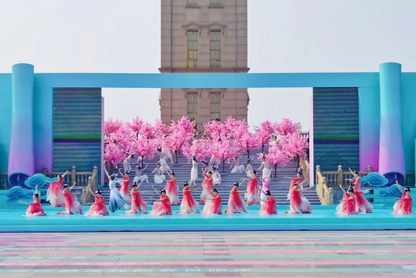“鹤舞樱飞 向新而行”——第十届中国(鹤壁)樱花季华美启幕(图5) “鹤舞樱飞 向新而行”——第十届中国(鹤壁)樱花季华美启幕(图5)