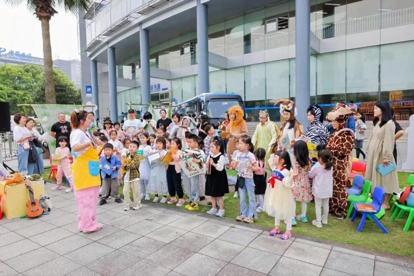 “与书共青春”风华潮流集市:以潮流“小集市”汇聚阅读“大能量”(图2) “与书共青春”风华潮流集市:以潮流“小集市”汇聚阅读“大能量”(图2)