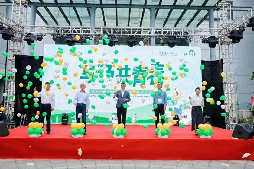 “与书共青春”风华潮流集市:以潮流“小集市”汇聚阅读“大能量”(图1) “与书共青春”风华潮流集市:以潮流“小集市”汇聚阅读“大能量”(图1)