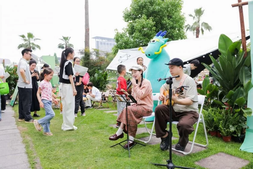 “与书共青春”风华潮流集市:以潮流“小集市”汇聚阅读“大能量”(图6) “与书共青春”风华潮流集市:以潮流“小集市”汇聚阅读“大能量”(图6)