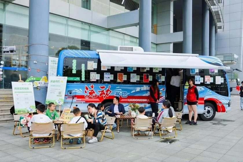 “与书共青春”风华潮流集市:以潮流“小集市”汇聚阅读“大能量”(图8) “与书共青春”风华潮流集市:以潮流“小集市”汇聚阅读“大能量”(图8)