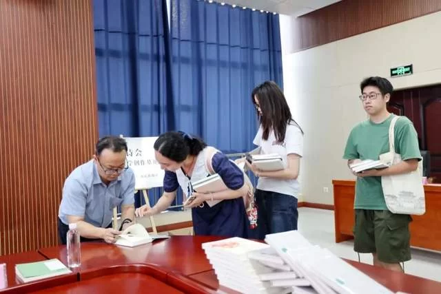 “岜莱诗会”创办五周年交流会暨《大地之眼》阅读分享会在邕举办(图11) “岜莱诗会”创办五周年交流会暨《大地之眼》阅读分享会在邕举办(图11)