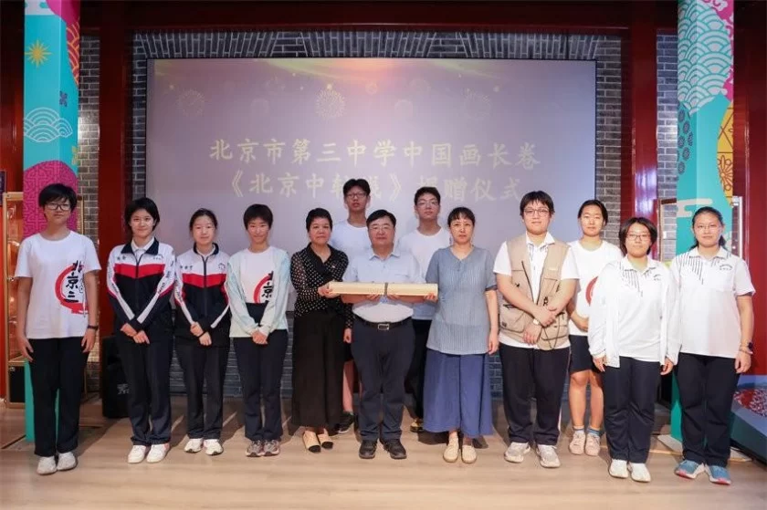 北京三中50名学生手绘中国画长卷《北京中轴线》由北京中轴线基金会收藏(图8) 北京三中50名学生手绘中国画长卷《北京中轴线》由北京中轴线基金会收藏(图8)