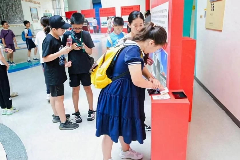 大众篆刻体验活动走进北京市少年宫(图1) 大众篆刻体验活动走进北京市少年宫(图1)