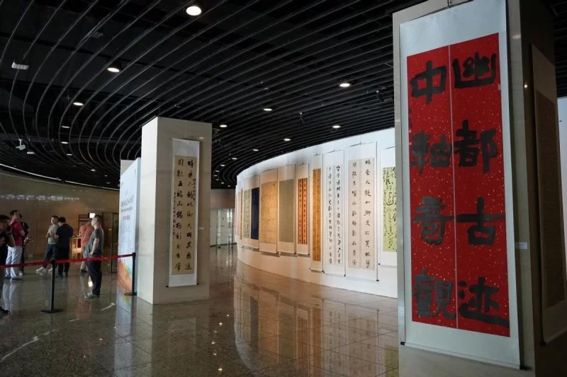 “致中和,书中轴”2024北京中轴线文创大赛书法精品展在中华世纪坛开幕(图2) “致中和,书中轴”2024北京中轴线文创大赛书法精品展在中华世纪坛开幕(图2)