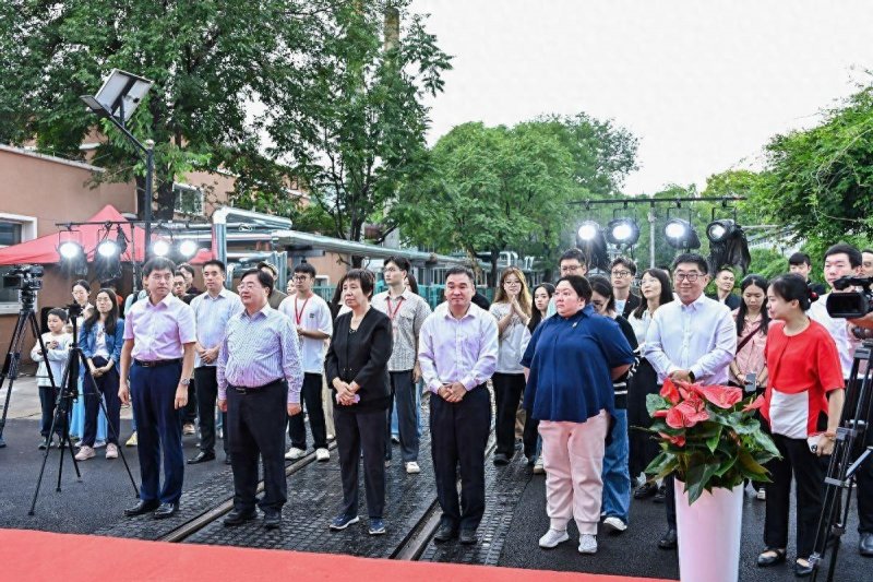 助力北京中轴线历史文化传播，北京中轴线地铁2号线专列上线运营(图1)