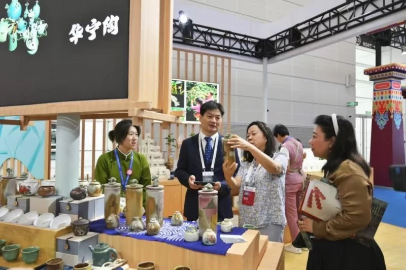 “有一种叫云南的生活”展区璀璨亮相2024中国文化旅游产业博览会(图3) “有一种叫云南的生活”展区璀璨亮相2024中国文化旅游产业博览会(图3)