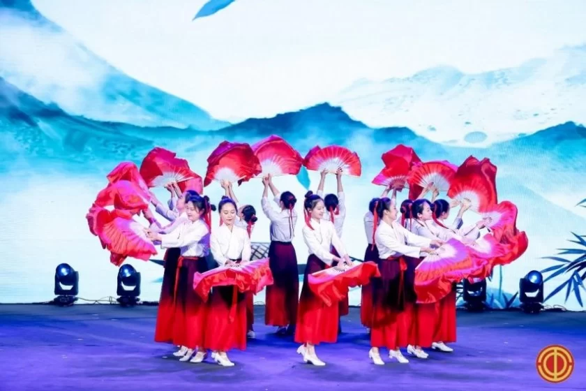 海淀职工庆祝中华人民共和国成立75周年文艺汇演成功举行(图2) 海淀职工庆祝中华人民共和国成立75周年文艺汇演成功举行(图2)