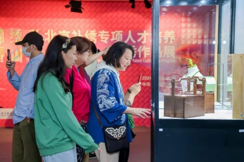 堆锦绣彩上春山——北京补绣专项人才培养优秀作品展在中华世纪坛开幕(图9) 堆锦绣彩上春山——北京补绣专项人才培养优秀作品展在中华世纪坛开幕(图9)