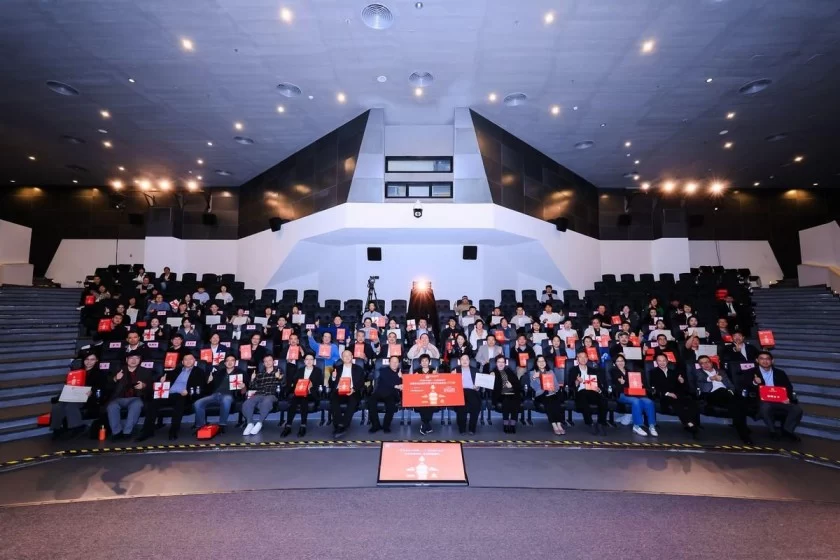 “印记北京中轴线——大众篆刻作品展”巡展启动暨公益赠书活动举办(图9) “印记北京中轴线——大众篆刻作品展”巡展启动暨公益赠书活动举办(图9)