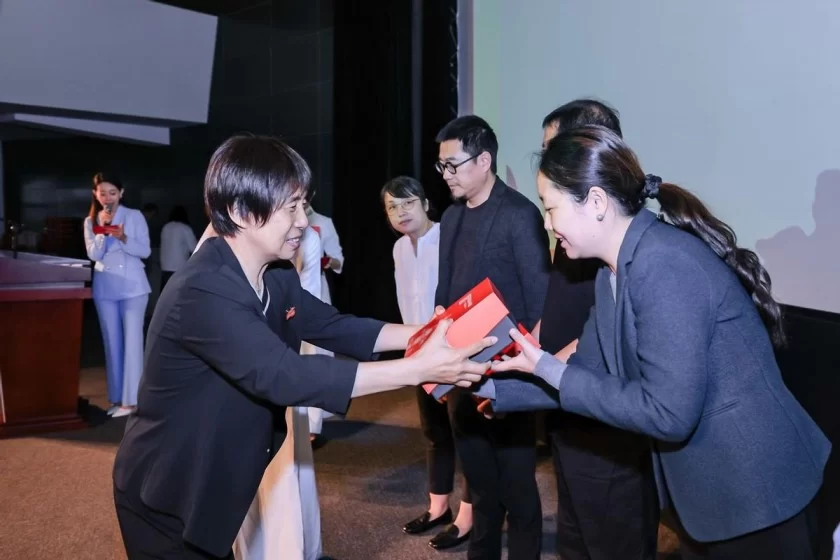 “印记北京中轴线——大众篆刻作品展”巡展启动暨公益赠书活动举办(图6) “印记北京中轴线——大众篆刻作品展”巡展启动暨公益赠书活动举办(图6)