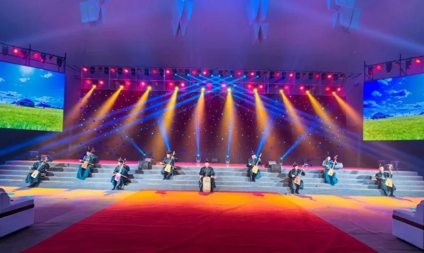 赏胡杨林观歌舞秀,金秋额济纳以文化演艺激活文旅新生态(图5) 赏胡杨林观歌舞秀,金秋额济纳以文化演艺激活文旅新生态(图5)