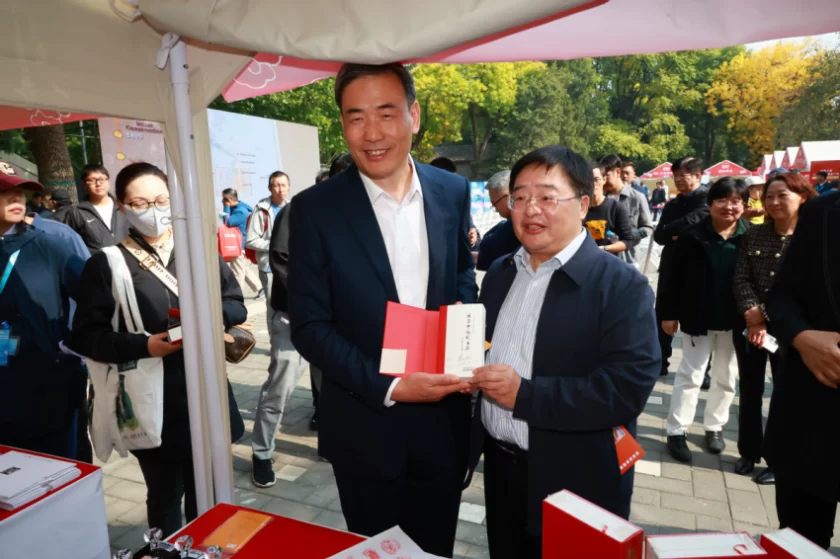 《北京中轴线日历》在北京市东城区龙潭公园(东湖)首发(图2) 《北京中轴线日历》在北京市东城区龙潭公园(东湖)首发(图2)