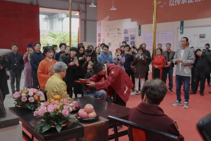 新人旧艺,如胶似漆——巨型漆画《永恒中轴》用时代语言盘活传统技艺(图2) 新人旧艺,如胶似漆——巨型漆画《永恒中轴》用时代语言盘活传统技艺(图2)